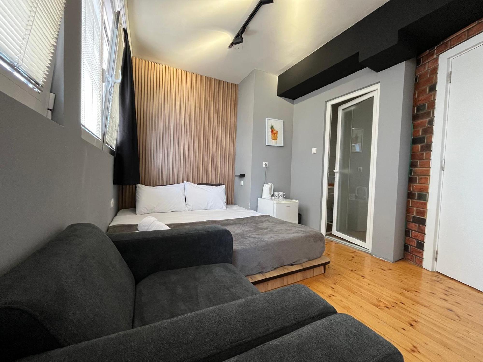 Mickitos Urban Hostel Skopje Buitenkant foto